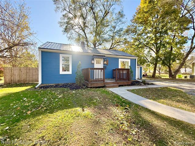 front view picture of 823 W Silver Lake Road, Fenton, MI. 48430