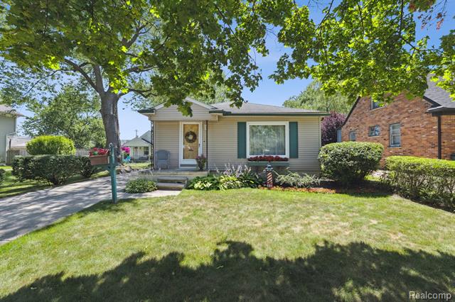 front view picture of 543 Broadacre Ave, Clawson, MI. 48017