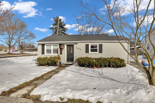 front view picture of 1230 Jefferson Street, Lapeer, MI. 48446