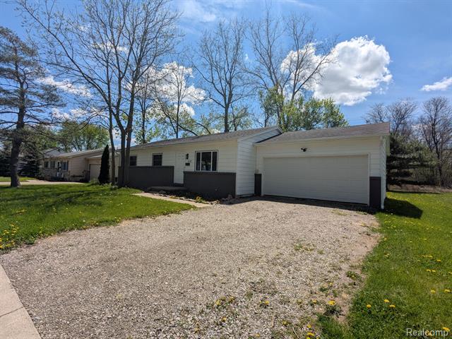 front view picture of 631 S Elm St, Lapeer, MI. 48446