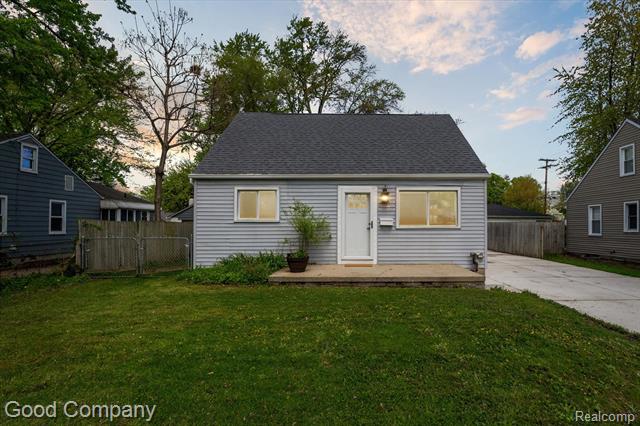 front view picture of 1077 E 14 Mile Rd, Clawson, MI. 48017