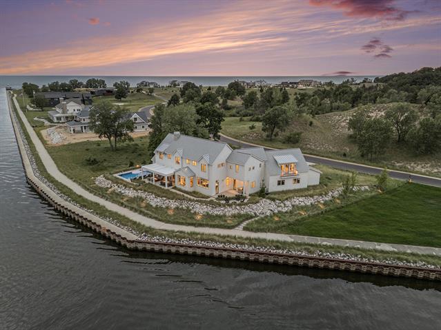 front view picture of 6736 Saugatuck Beach Road, Saugatuck, MI. 49453
