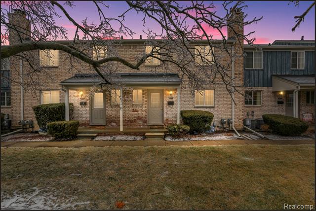 front view picture of 930 Broadacre Ave, Clawson, MI. 48017