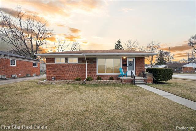 front view picture of 1308 Broadacre Ave, Clawson, MI. 48017
