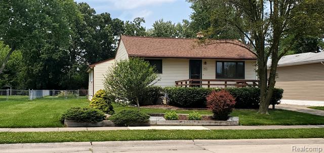 front view picture of 452 Broadacre Ave, Clawson, MI. 48017