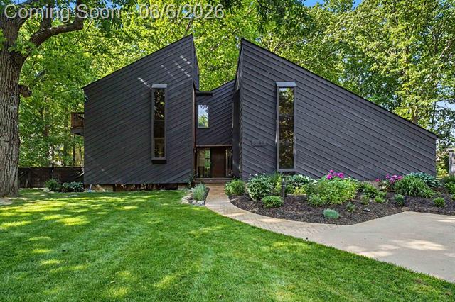 front view picture of 5143 Green Meadows Road, Grand Blanc, MI. 48439