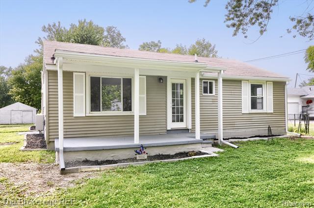 front view picture of 1372 S Packard Ave, Burton, MI. 48509