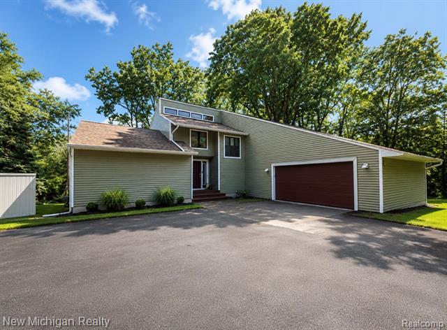 front view picture of 7156 River Road, Flushing, MI. 48433