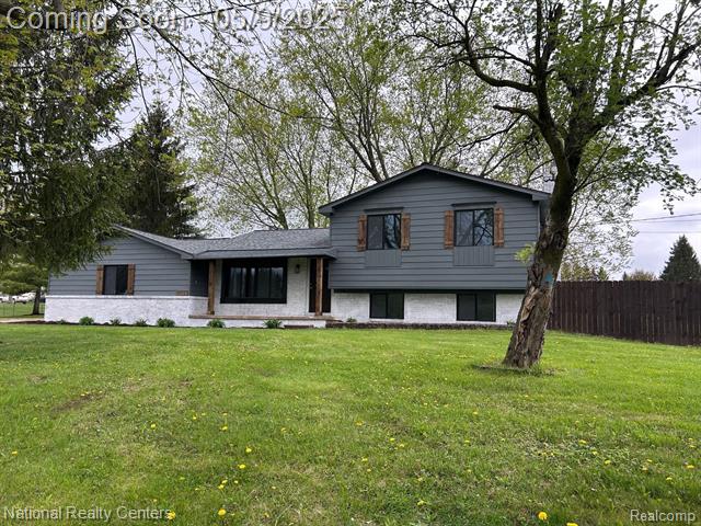 front view picture of 10117 E Bristol Road, Davison, MI. 48423