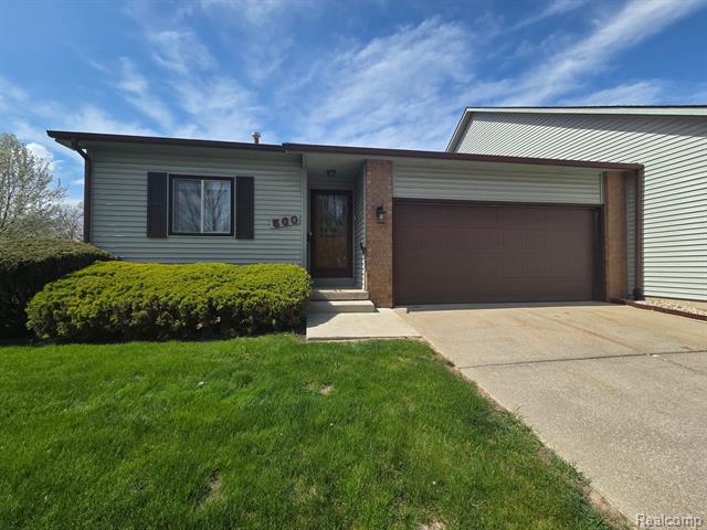 front view picture of 560 Oakbrook Circle, Flushing, MI. 48433
