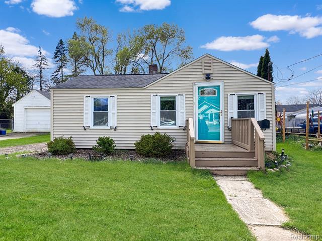 front view picture of 1017 Lee Street, Fenton, MI. 48430