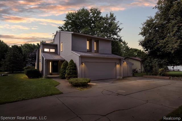 front view picture of 734 Locust Drive, Davison, MI. 48423
