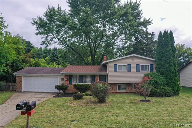 front view picture of 5443 Mancelona Drive, Grand Blanc, MI. 48439