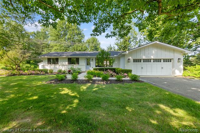 front view picture of 21651 Currie Rd, Northville, MI. 48167