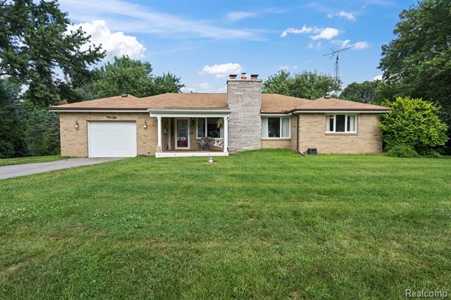 front view picture of 11523 Dixie Highway, Holly, MI. 48442
