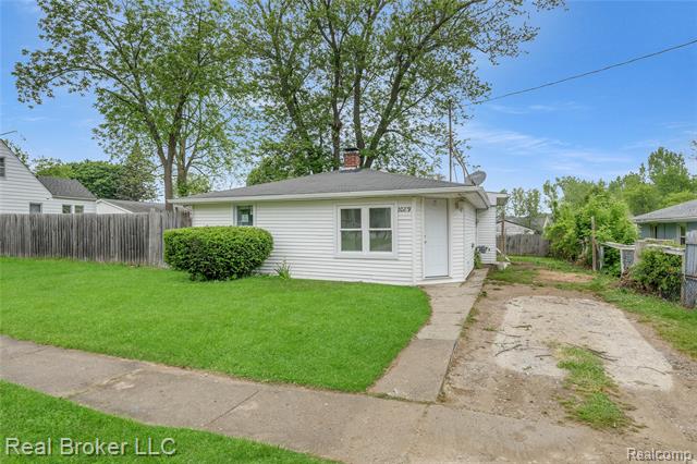 front view picture of 2089 Kenneth Street, Burton, MI. 48529