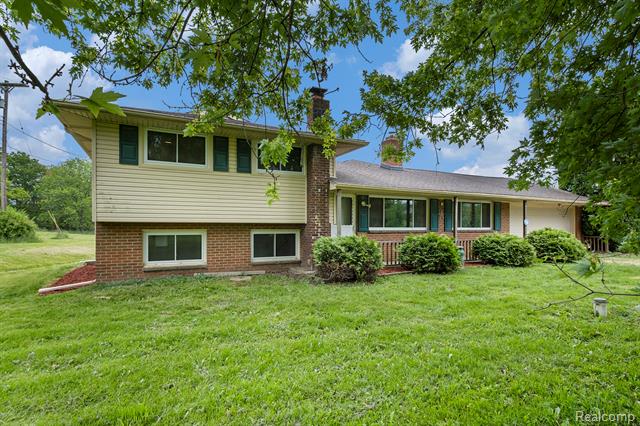 front view picture of 7340 Hartland Road, Fenton, MI. 48430