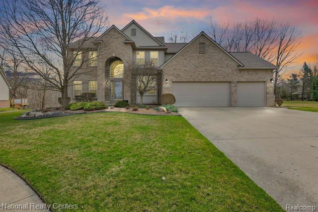 front view picture of 1030 Crestwood Ct, South Lyon, MI. 48178