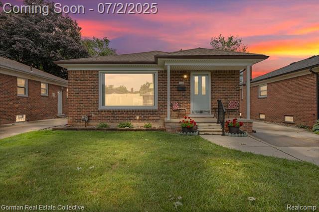 front view picture of 124 Elmsford Ave, Clawson, MI. 48017
