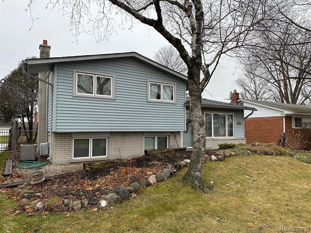 front view picture of 1045 Langley Blvd, Clawson, MI. 48017