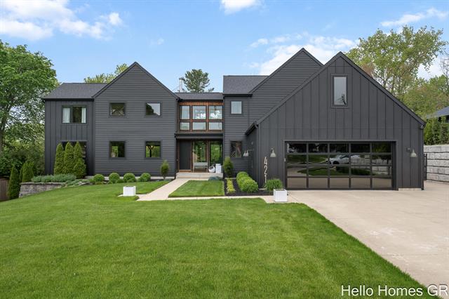 front view picture of 421 Manhattan Se  Road, Grand Rapids, MI. 49506