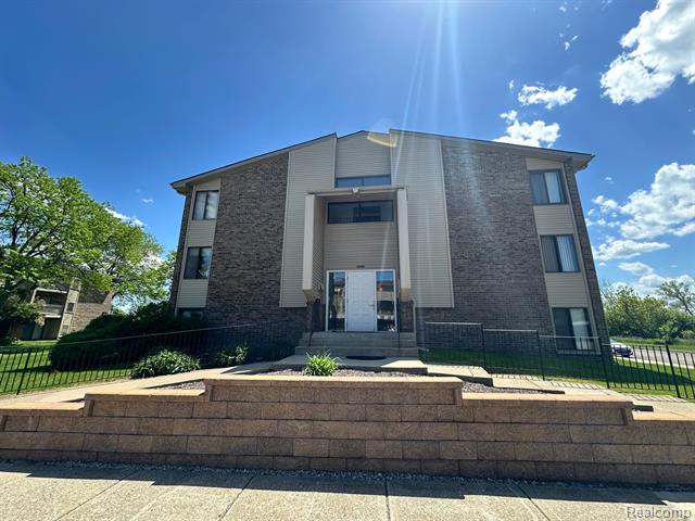 front view picture of 30475 W 14 Mile Rd Apt 80, Farmington, MI. 48334