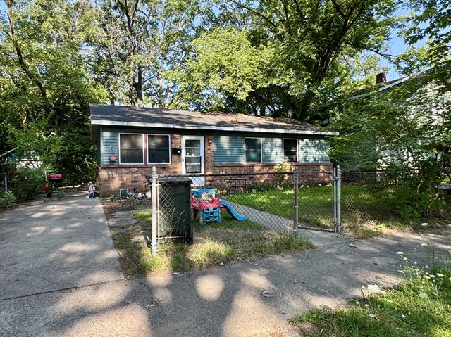 front view picture of 1975 Clinton Street, Muskegon, MI. 49442