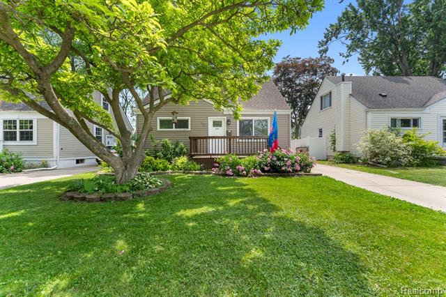 front view picture of 137 Leroy Ave, Clawson, MI. 48017