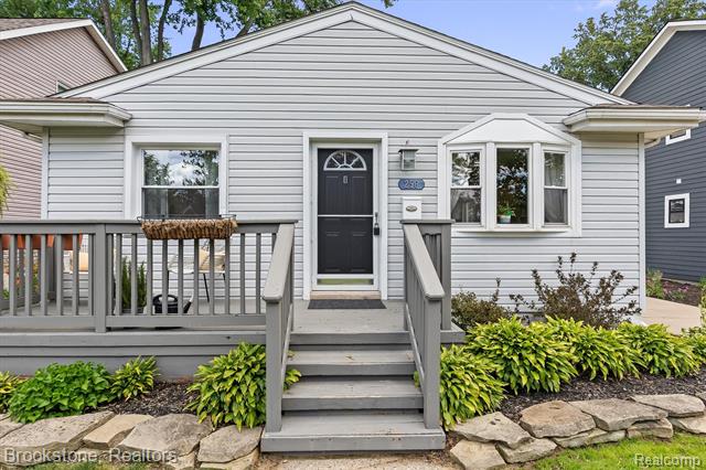 front view picture of 256 Leroy Ave, Clawson, MI. 48017