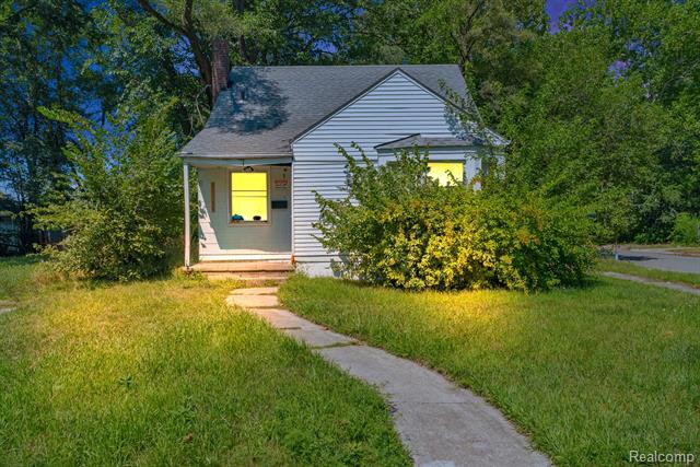 front view picture of 15900 Curtis Street, Detroit, MI. 48235
