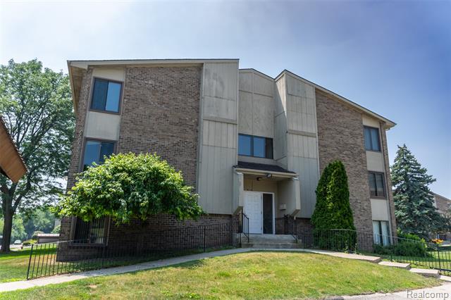 front view picture of 30515 W 14 Mile Rd Apt 34, Farmington, MI. 48334