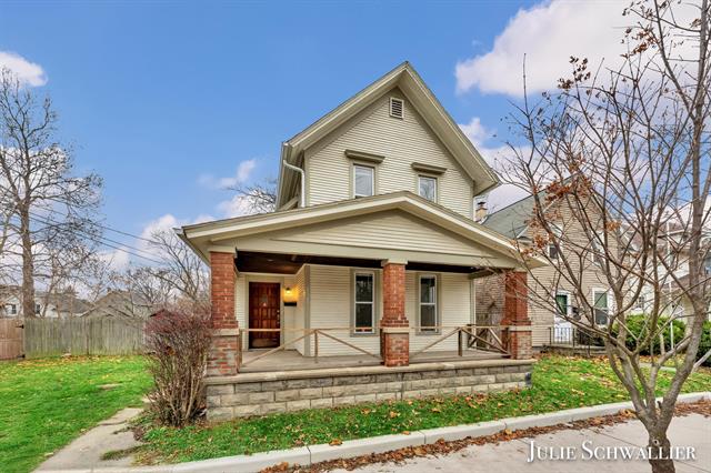 front view picture of 1307 Collegene  Avenue, Grand Rapids, MI. 49505