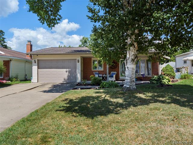 front view picture of 276 School Ave, Clawson, MI. 48017