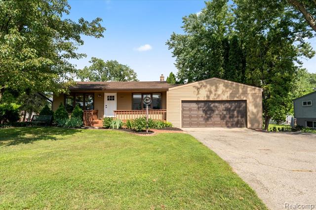 front view picture of 262 Cornell Street, Howell, MI. 48843