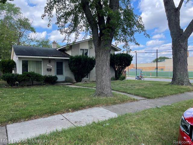 front view picture of 202 Broadacre Ave, Clawson, MI. 48017