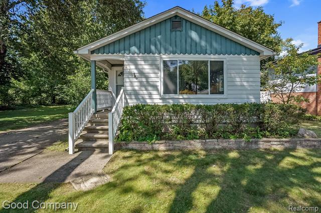 front view picture of 226 Broadacre Ave, Clawson, MI. 48017