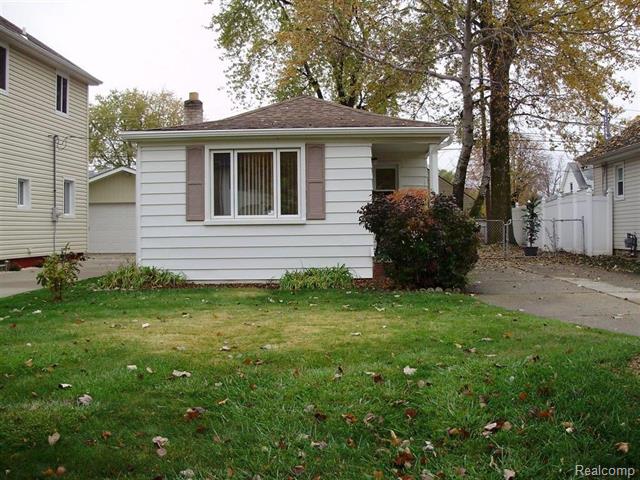 front view for 236 N Marias Ave, Clawson, Mi. 48017