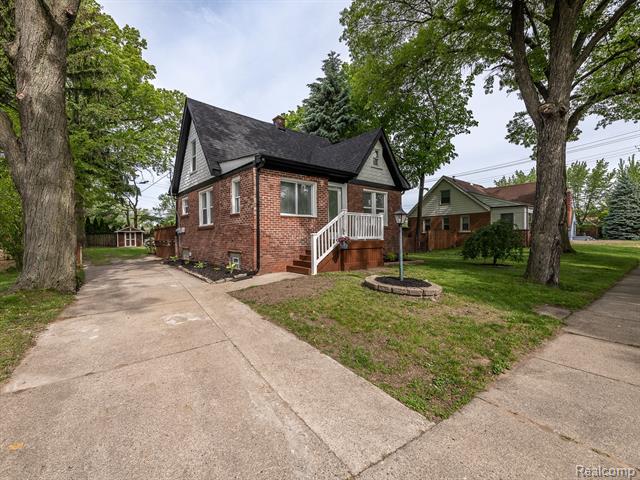 front view picture of 3914 Grindley Park Street, Dearborn Heights, MI. 48125