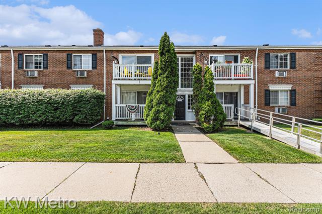 front view picture of 2400 Parmenter Blvd, Royal Oak, MI. 48073