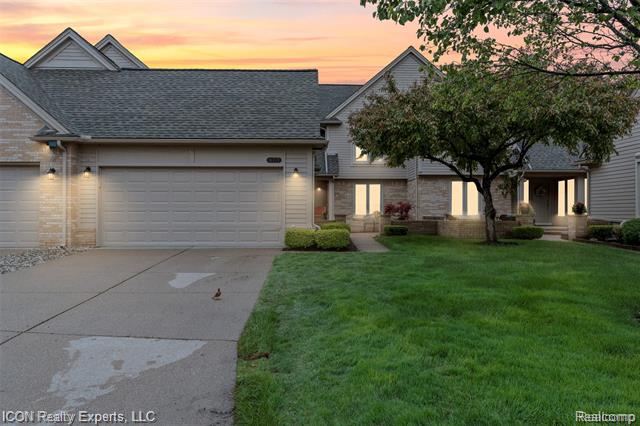 front view picture of 16727 Cobblestone West Blvd, Macomb, MI. 48042