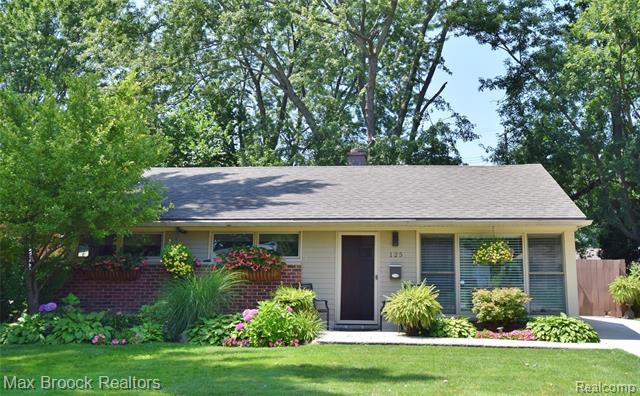 front view picture of 125 Essex St, Clawson, MI. 48017