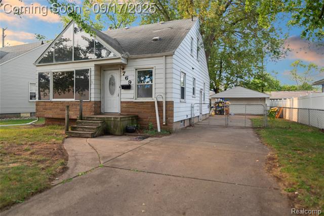 front view picture of 769 Coolidge Ave, Clawson, MI. 48017