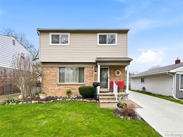 front view picture of 300 N Bywood Ave, Clawson, MI. 48017