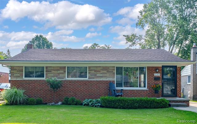 front view picture of 330 N Batchewana Ave, Clawson, MI. 48017