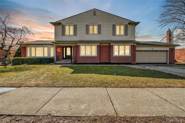 front view picture of 921 S Rosedale Court, Grosse Pointe, MI. 48236