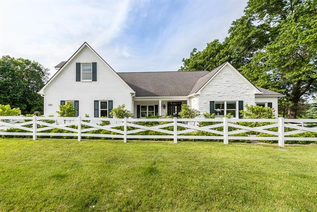 front view picture of 3823 Green Hills Drive, Pinckney, MI. 48169