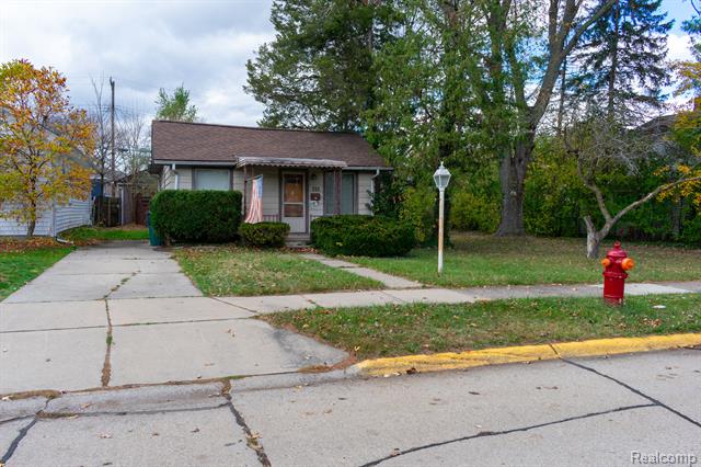 front view picture of 333 Kinross Ave, Clawson, MI. 48017