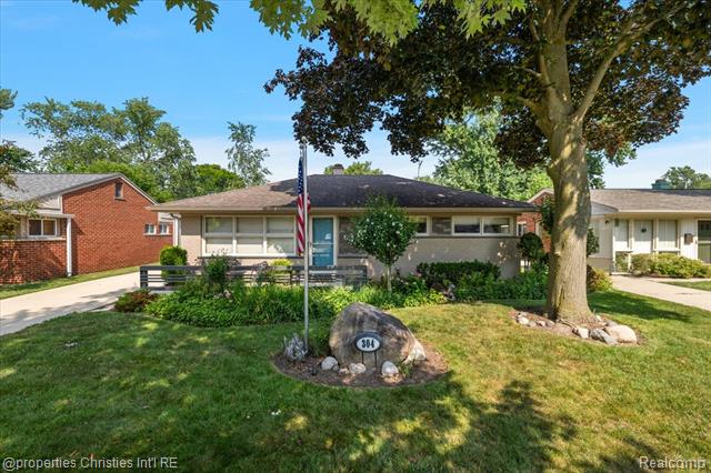 front view picture of 304 Huntley Ave, Clawson, MI. 48017