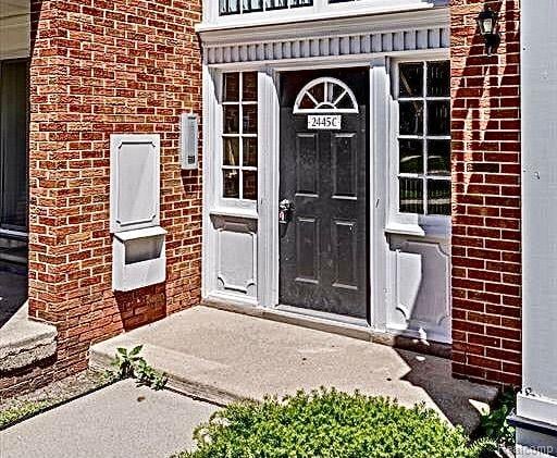 front view picture of 2445 Torquay Ave, Royal Oak, MI. 48073