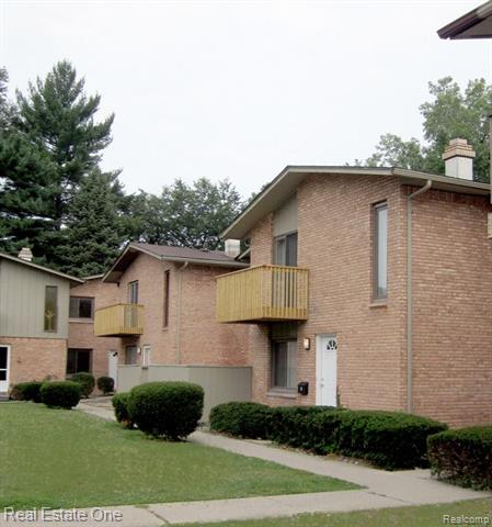 front view picture of 447 N Rochester Rd, Clawson, MI. 48017